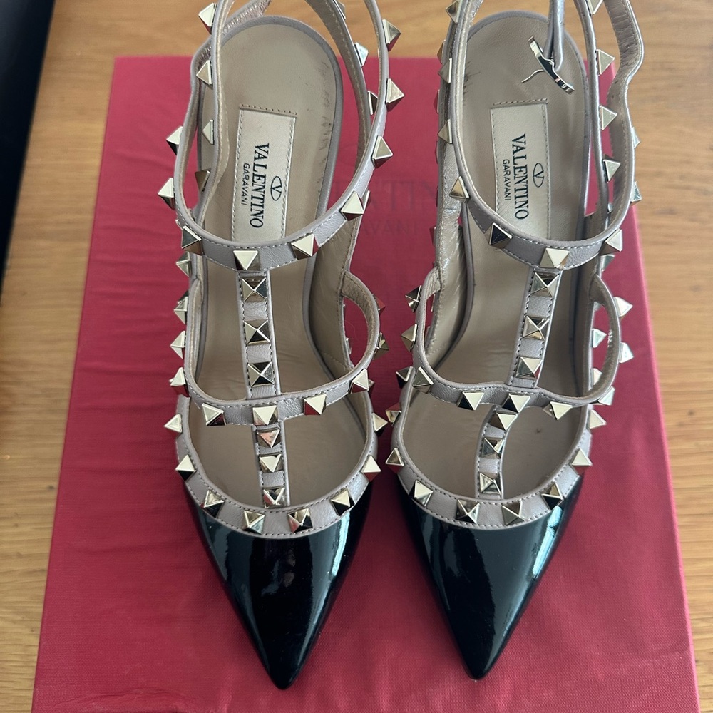 Valentino Garavani Black Heels with Pointed Toe and Straps